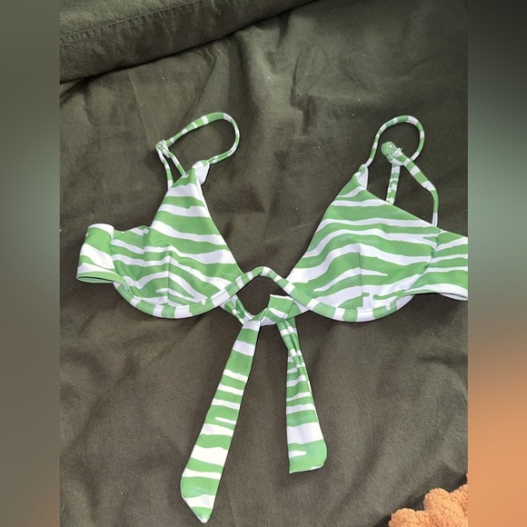 Bikini - Picture 1 of 2